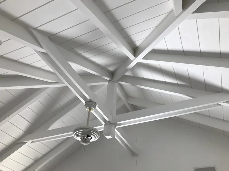 Plafond continu en lames peintes d'une villa en Guadeloupe