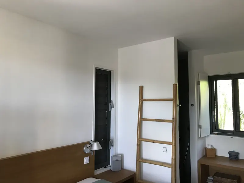 Chambre de la villa Cocorock, sol en bois