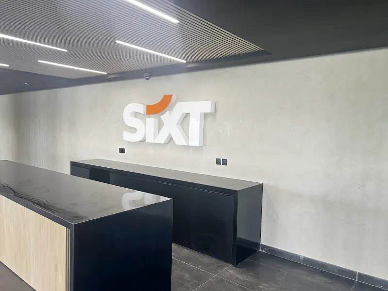 Comptoir d'accueil de l'agence Sixt, peinture et revêtements muraux