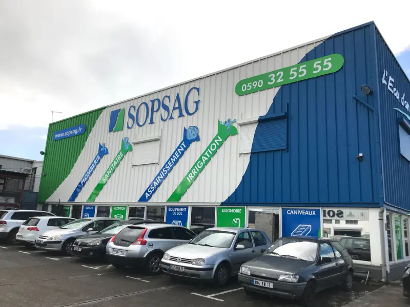 Façade du magasin SOPSAG, chantier de peinture et de revêtements