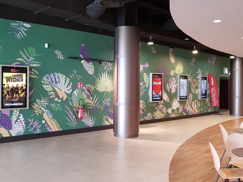 Hall du cinéma Cinéstar, mur décoratif et plafond