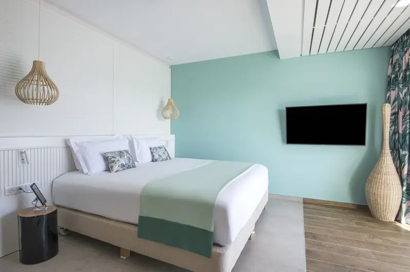 Chambre du Club Med, sol bois et murs finis